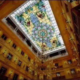 immagini di vetrate artistiche di grandi dimensioni