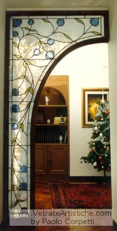 vetrata floreale ad arco