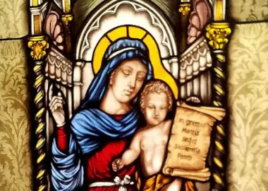 vetrata d'arte raffiugurante la madonna della sapienza