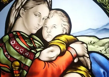 vetrata artistica raffiguranta la madonna della seggiola 