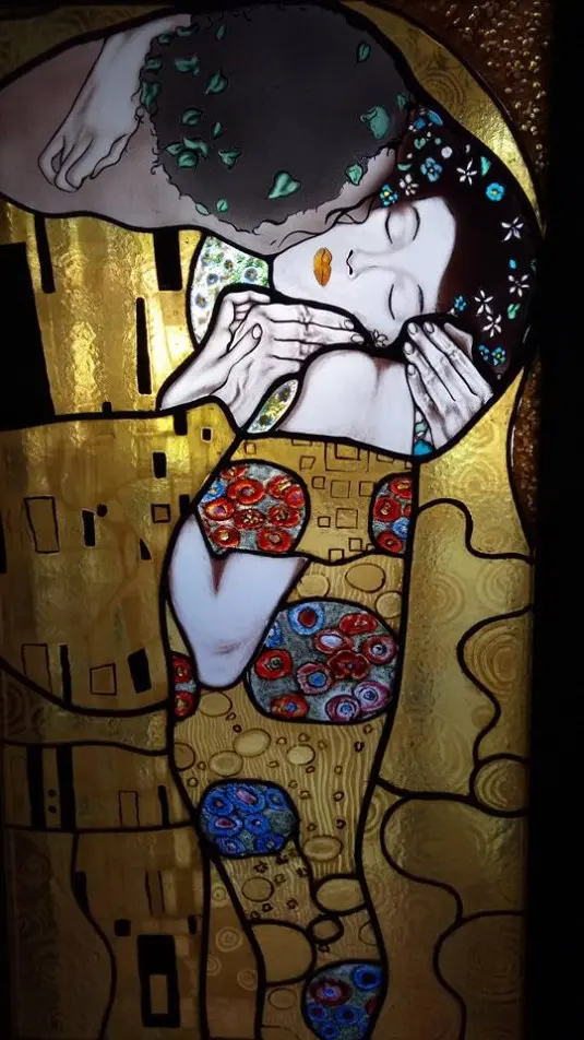 foto di vetrata artistica bacio klimt