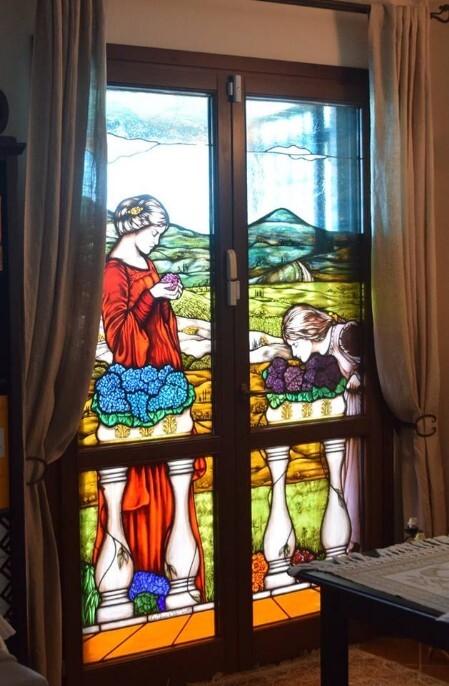 vetrata d'arte con paesaggio e donnine