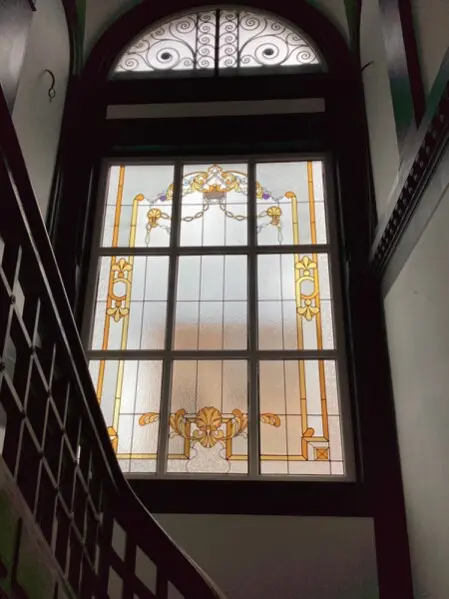 vetrata rilegata a piombo per palazzina liberty