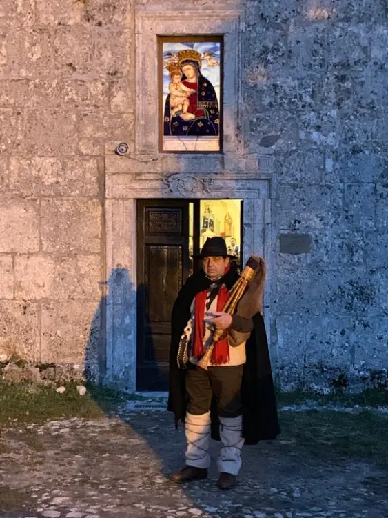 immagine della chiesa con vetrata madonna delle grazie