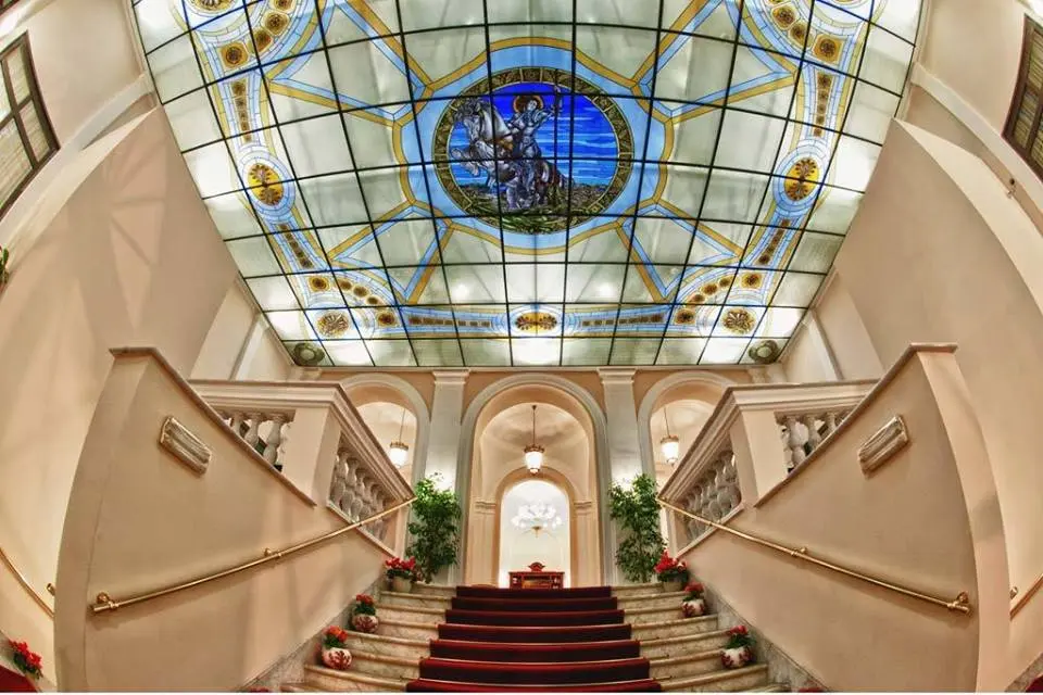 Velario in vetrata artistica con San Giorgio e il drago – Hotel San Giorgio, Civitavecchia